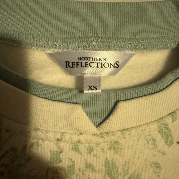 Northern Reflections Green Leaf Print Top - Picture 2 of 5